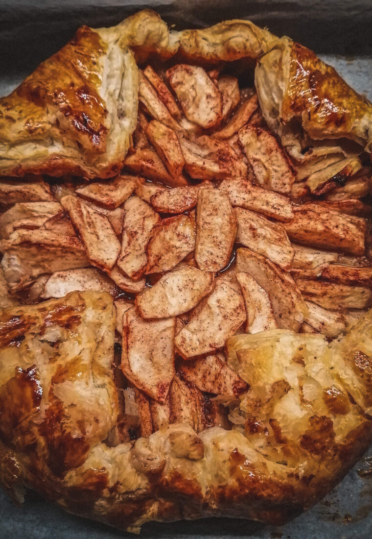 Rețetă rapidă de toamnă: plăcintă cu mere și foietaj