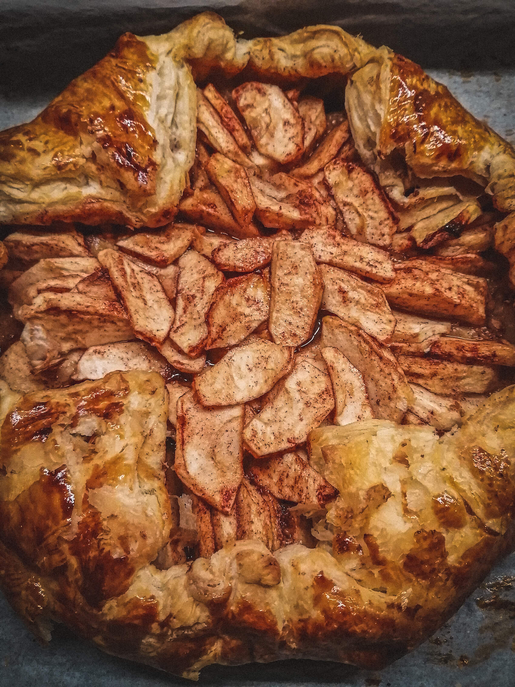 Rețetă rapidă de toamnă: plăcintă cu mere și foietaj